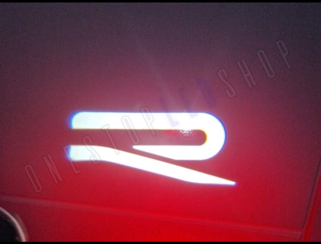R NEW LOGO luz de cortesia