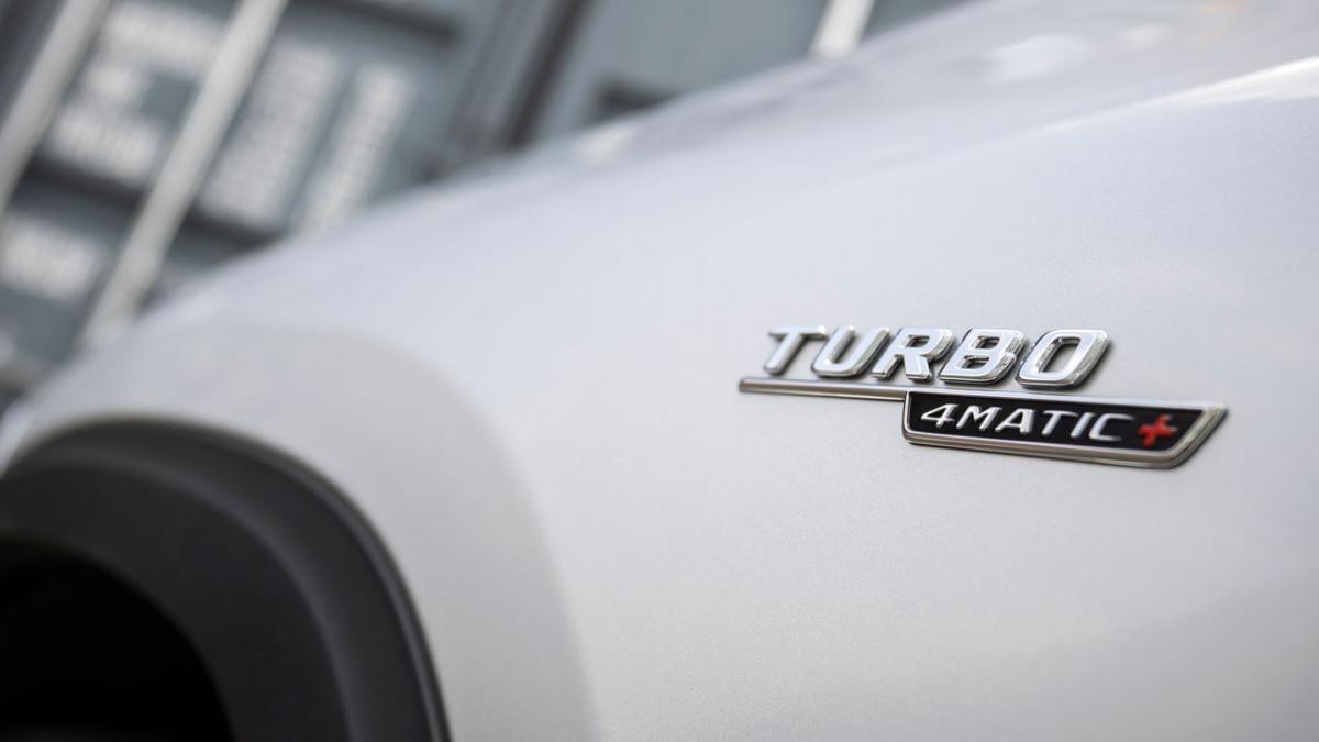 Emblema TURBO 4MATIC+ plata o negro